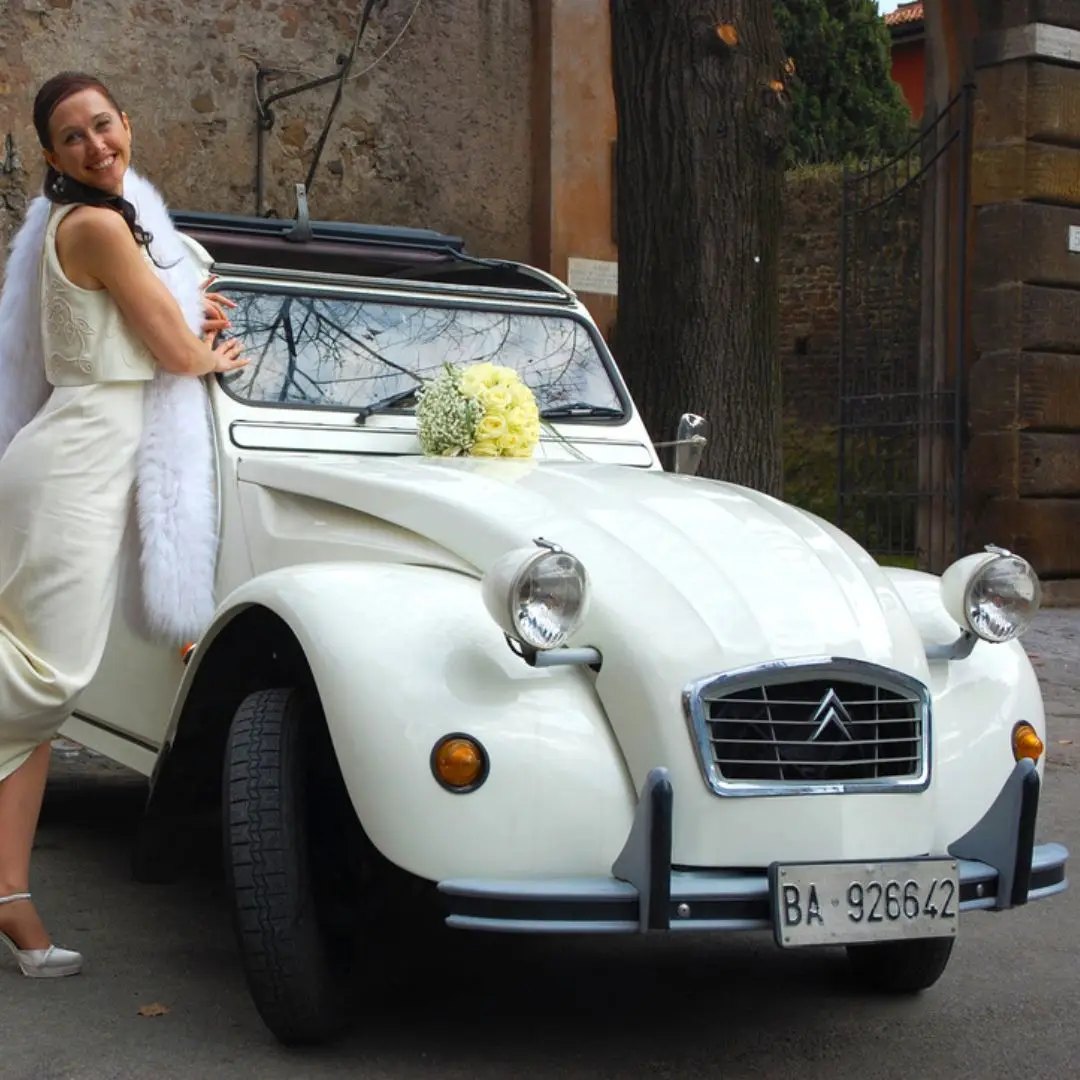 Bride with a Citroën 2CV wedding car in Rome