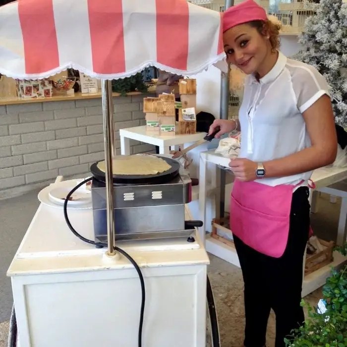 Crêpe maker preparing crêpes at a wedding