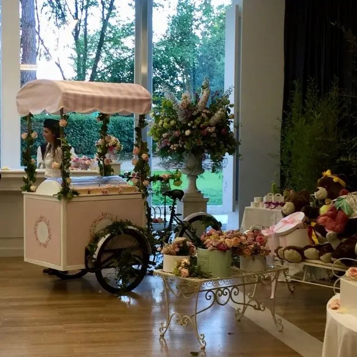 Personalised ice-cream cart with flowers